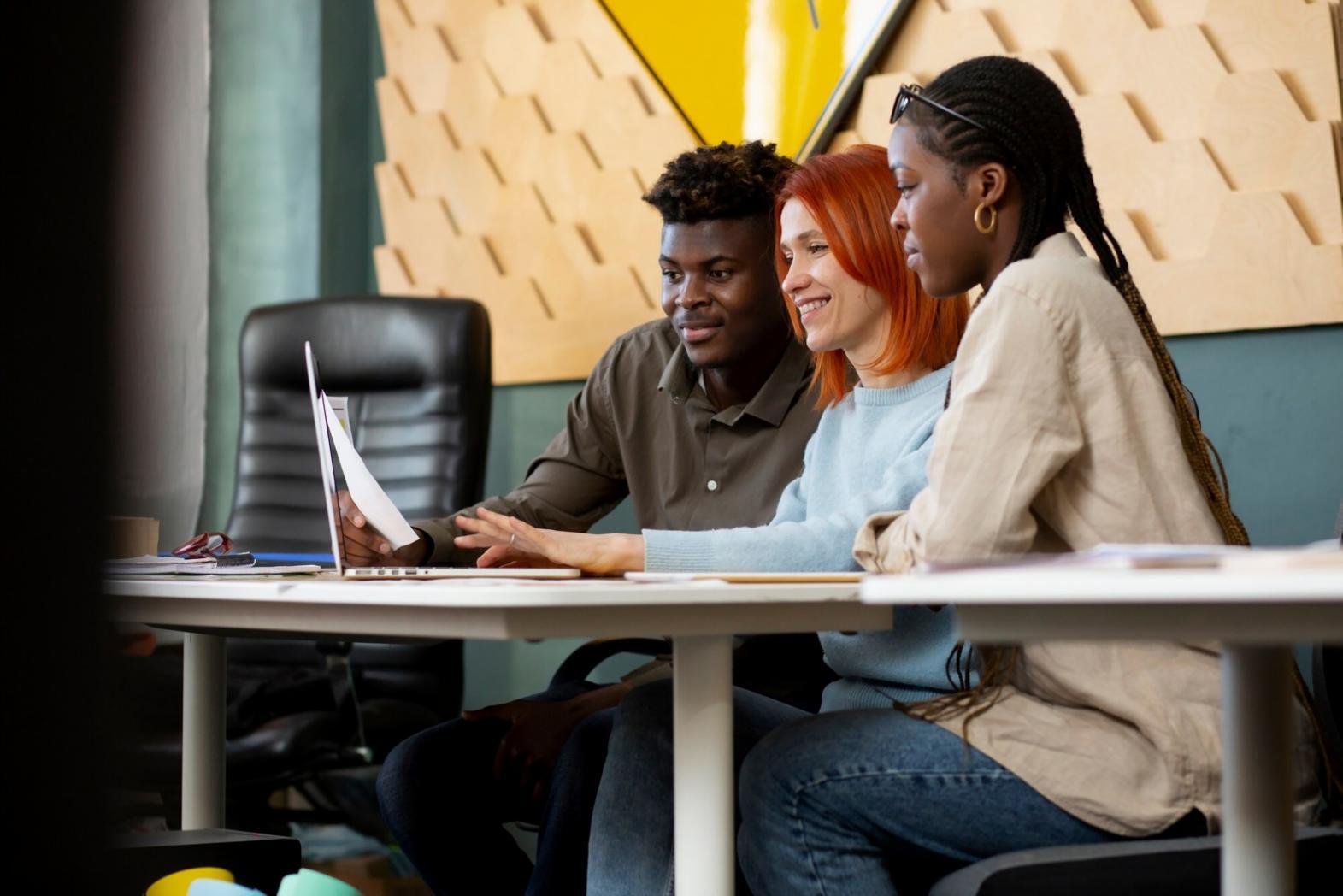 Session d'analyse financière collaborative avec documents et modèles d'évaluation